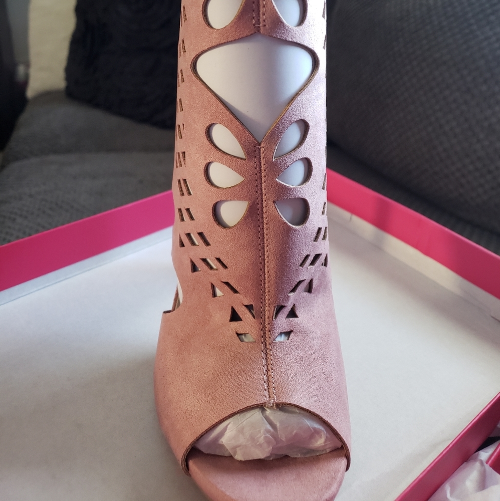 NWT Cutout Booties - Picture 3 of 5
